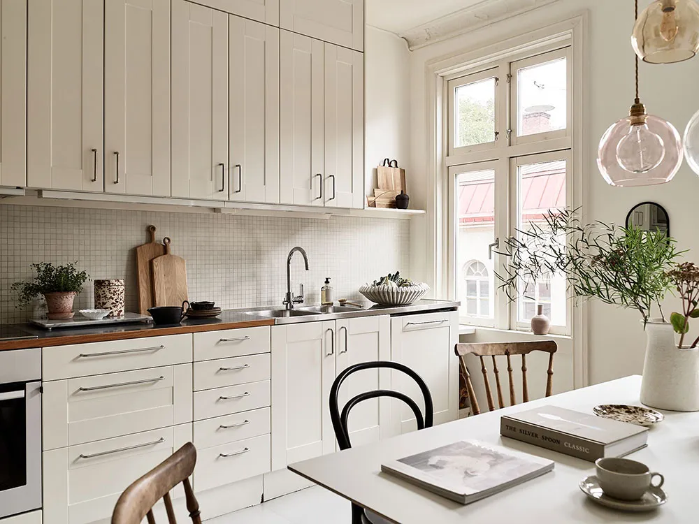 Appartement blanc dans un ancien bâtiment en bois à Gétебourg (87 m²) - Gallery image 7