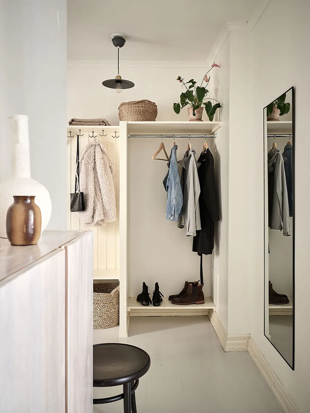 Appartement blanc dans un ancien bâtiment en bois à Gétебourg (87 m²) - Gallery image 18