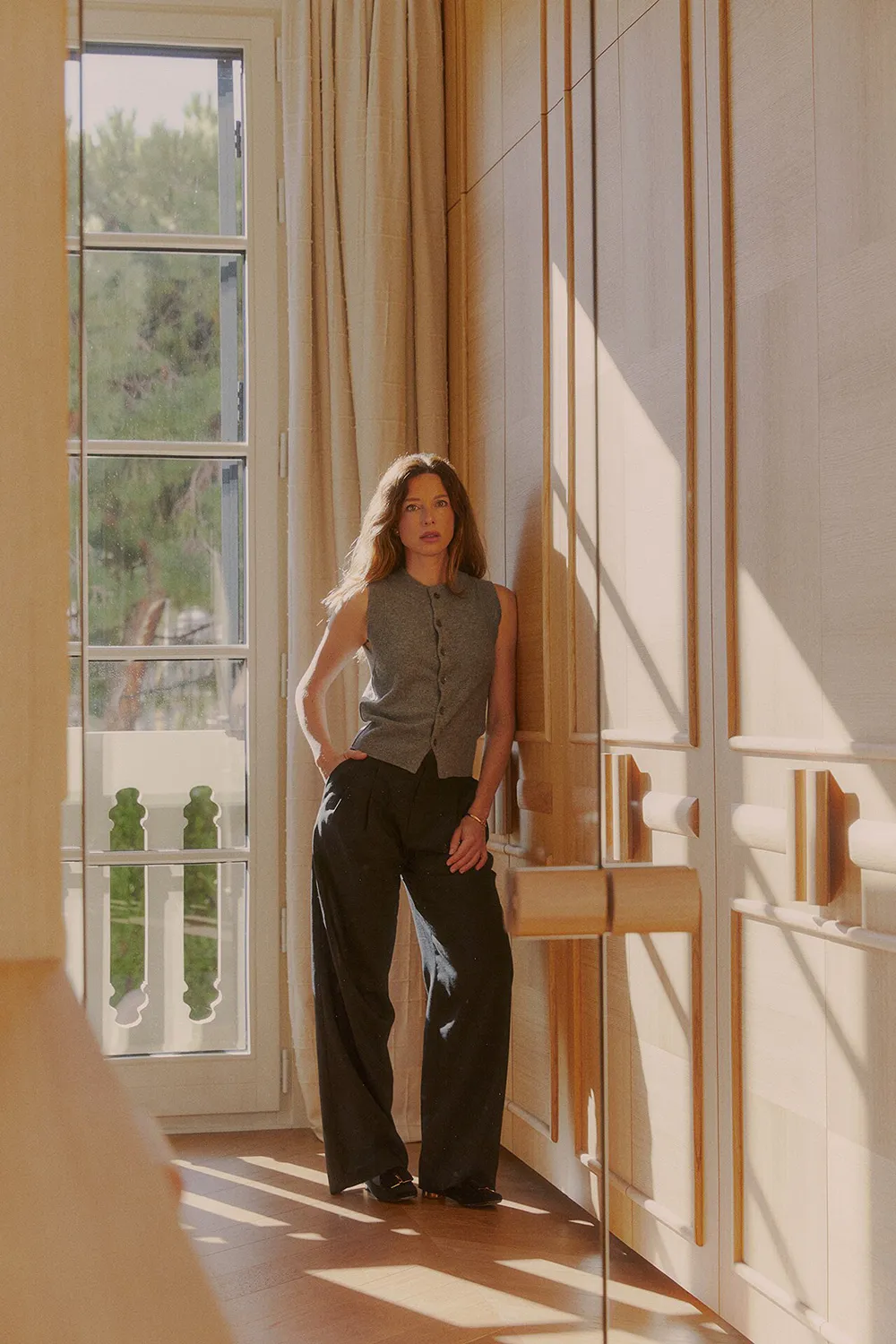 Milchige Interieurs eines eleganten Townhouses in Barcelona - Gallery image 1