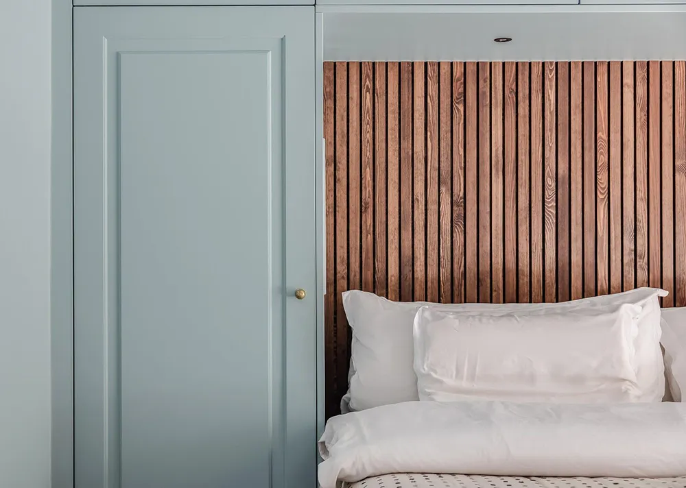 Plafond rose et canapé tacheté : un appartement lumineux à Stockholm (61 m²) - Gallery image 19