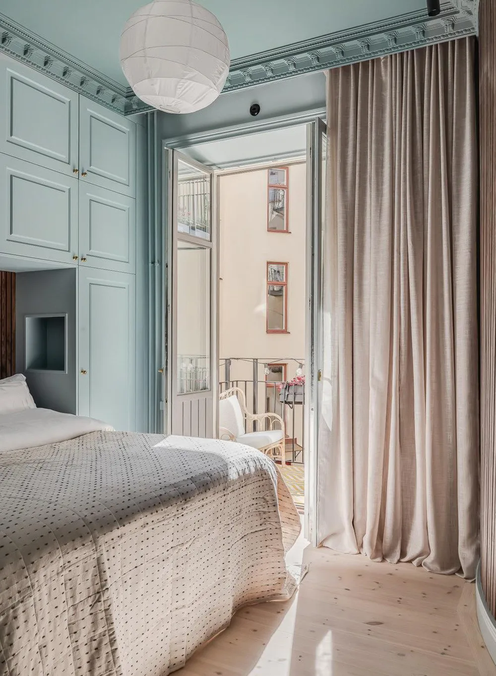 Plafond rose et canapé tacheté : un appartement lumineux à Stockholm (61 m²) - Gallery image 16