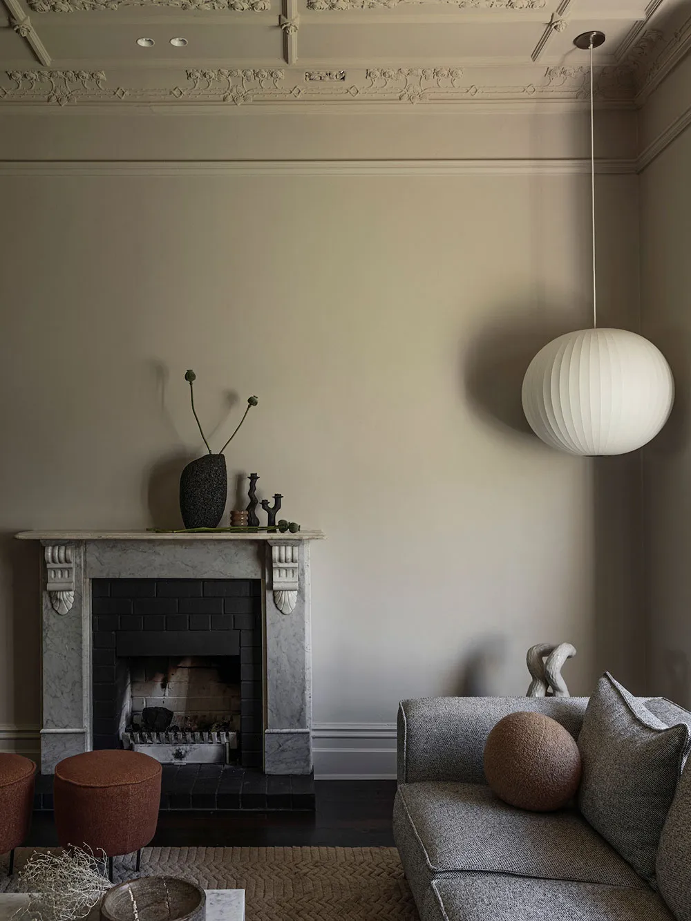 オーストラリアにおけるスタイリッシュなインテリアデザインの背景として、興味深い天井や古典的なディテール - Gallery image 3