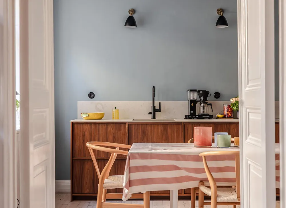 Plafond rose et canapé tacheté : un appartement lumineux à Stockholm (61 m²) - Gallery image 6