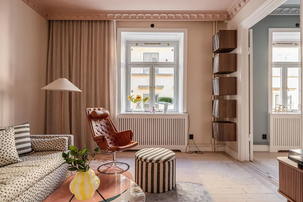 Plafond rose et canapé tacheté : un appartement lumineux à Stockholm (61 m²) - Gallery image 3