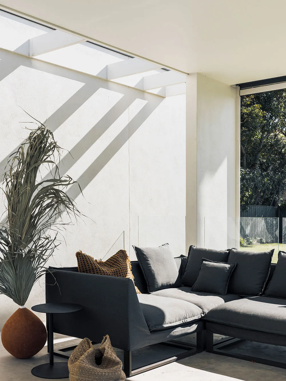 オーストラリアにおけるスタイリッシュなインテリアデザインの背景として、興味深い天井や古典的なディテール - Gallery image 10