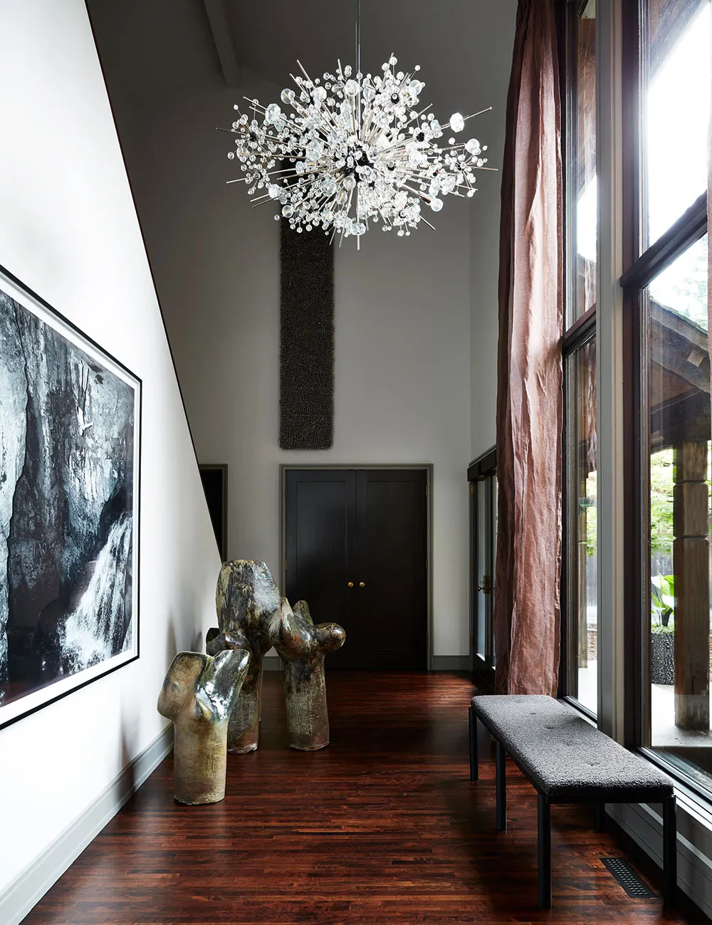 Diseño inusual de casa junto al lago en Estados Unidos - Gallery image 1