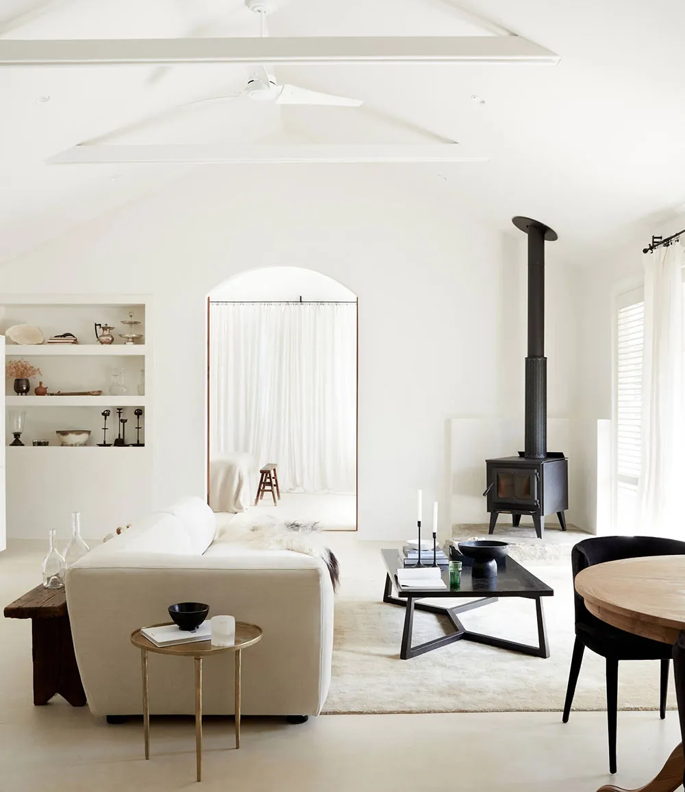 Милый амбар: маленький домик с белыми интерьерами для отдыха на выходных - Gallery image 3