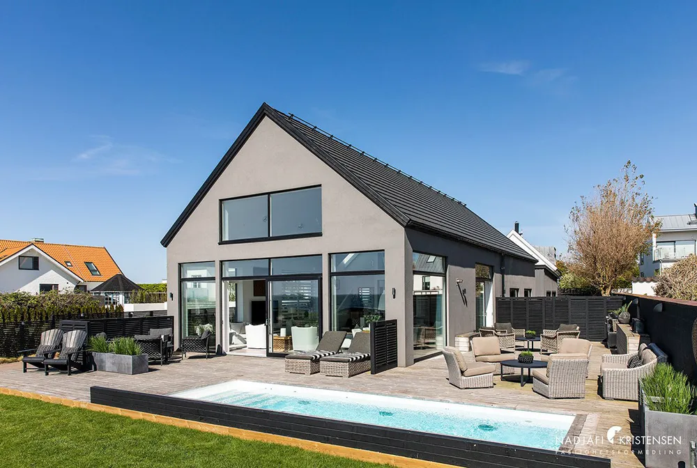 Casa escandinava moderna en la costa del mar - Gallery image 32