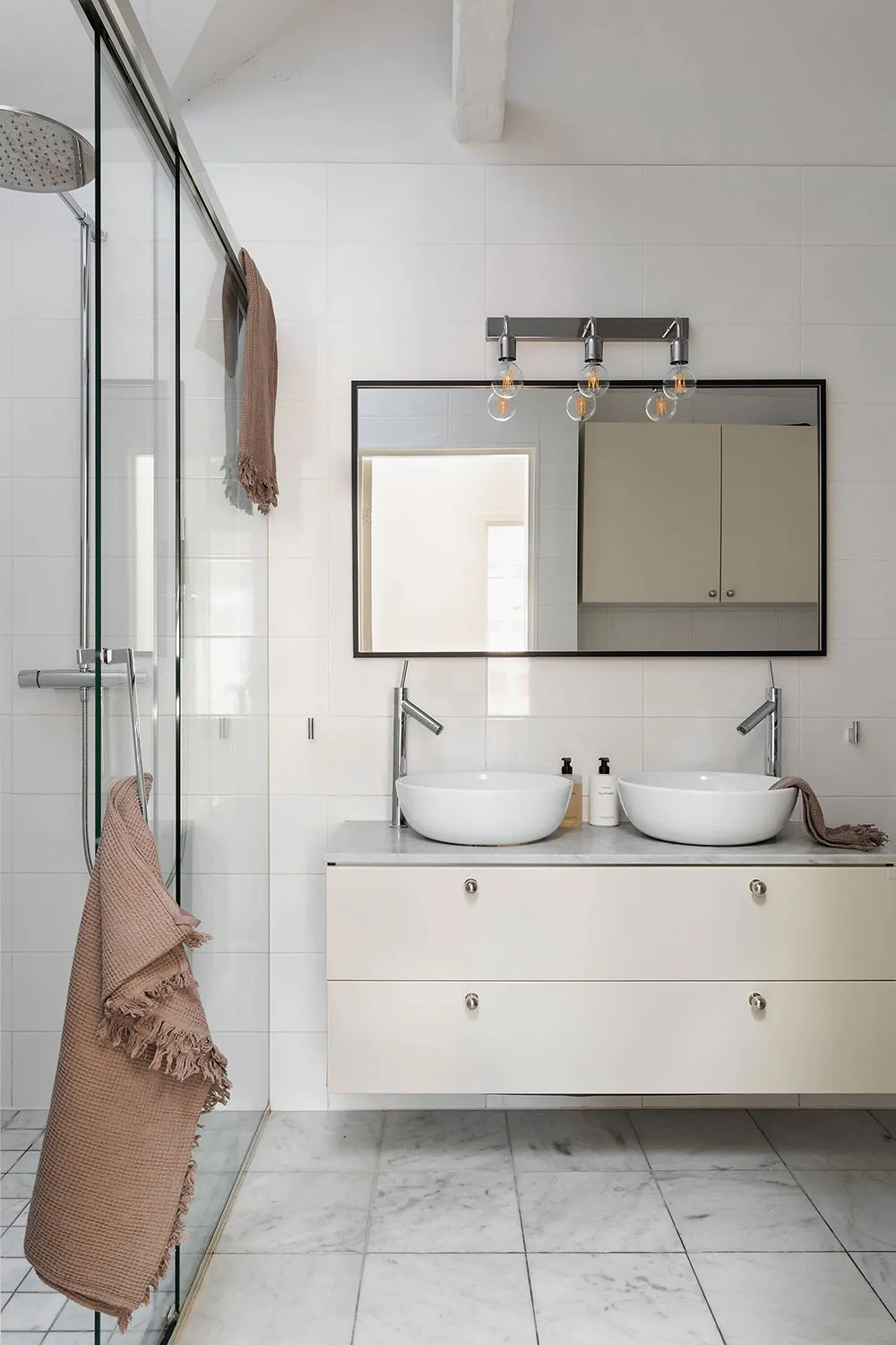 Летние акценты в декоре светлой мансардной квартиры в Стокгольме (70 кв. м) - Gallery image 23