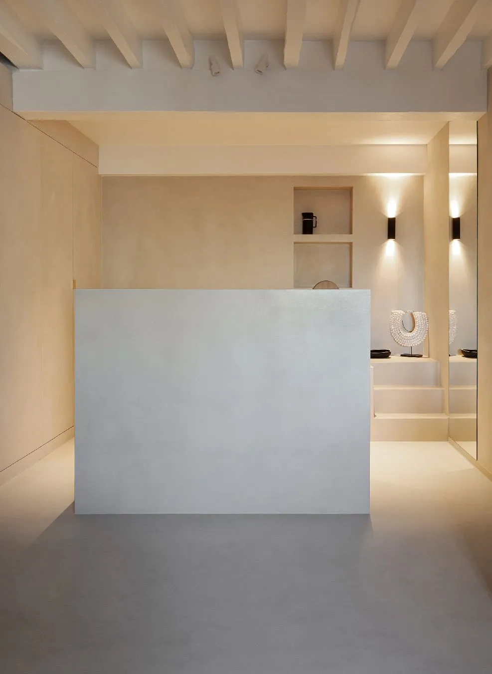 Балки та сучасний декор: ефектна квартира під дахом у Парижі - Gallery image 17