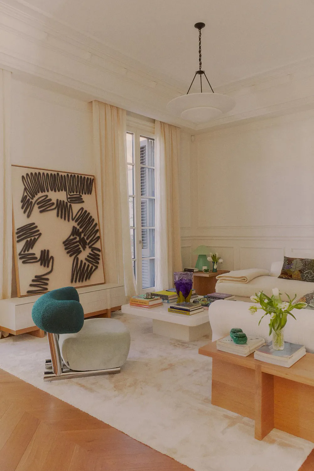 Milchige Interieurs eines eleganten Townhouses in Barcelona - Gallery image 3