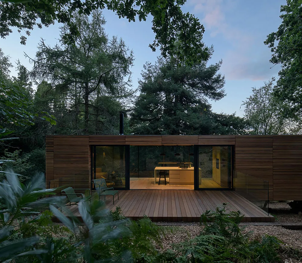 Kleine Hütte im Wald mit Glaswänden und stilvollem Design - Gallery image 20