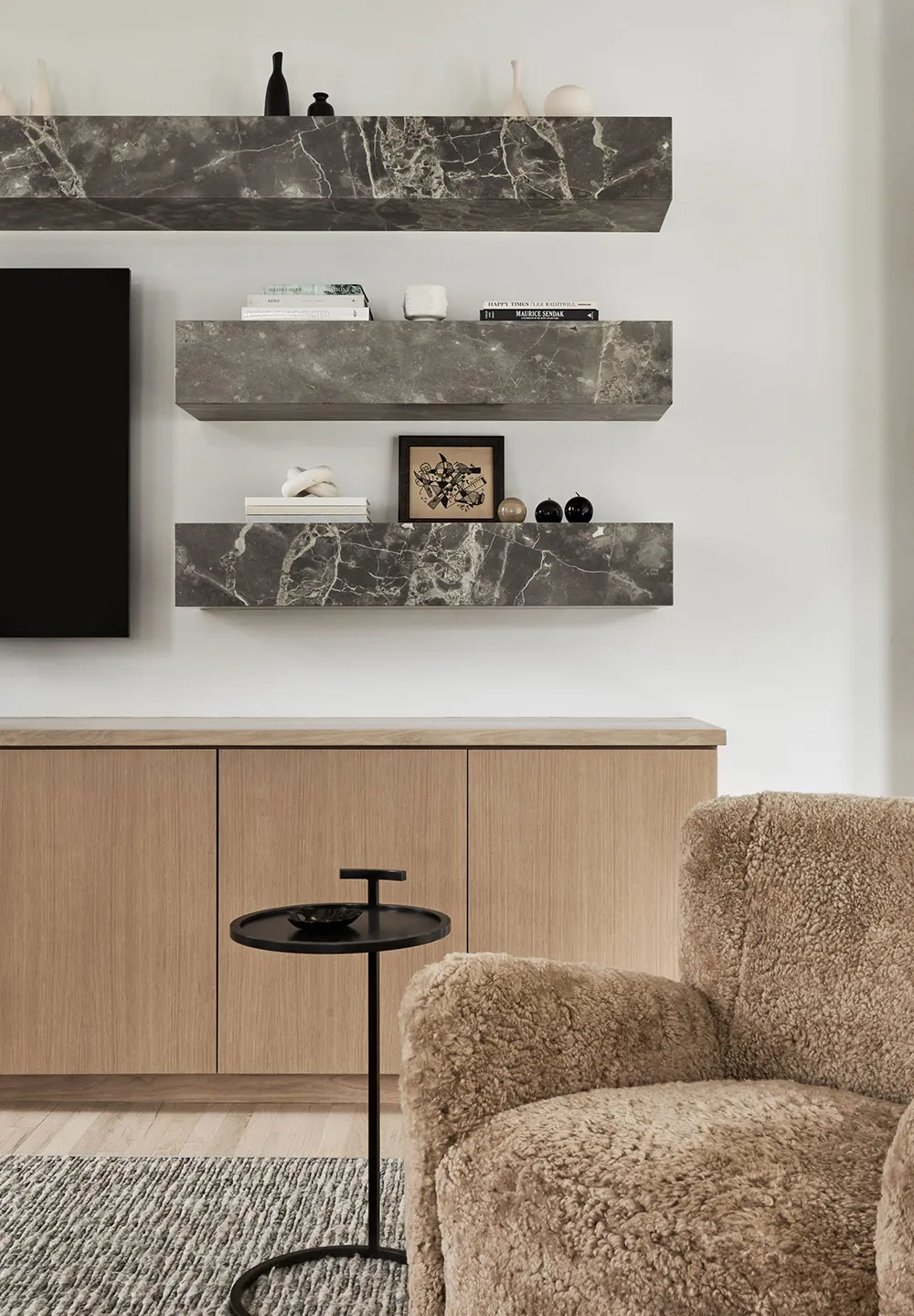 Intérieurs blancs avec des touches chaudes : maison de campagne confortable à proximité de New York - Gallery image 1