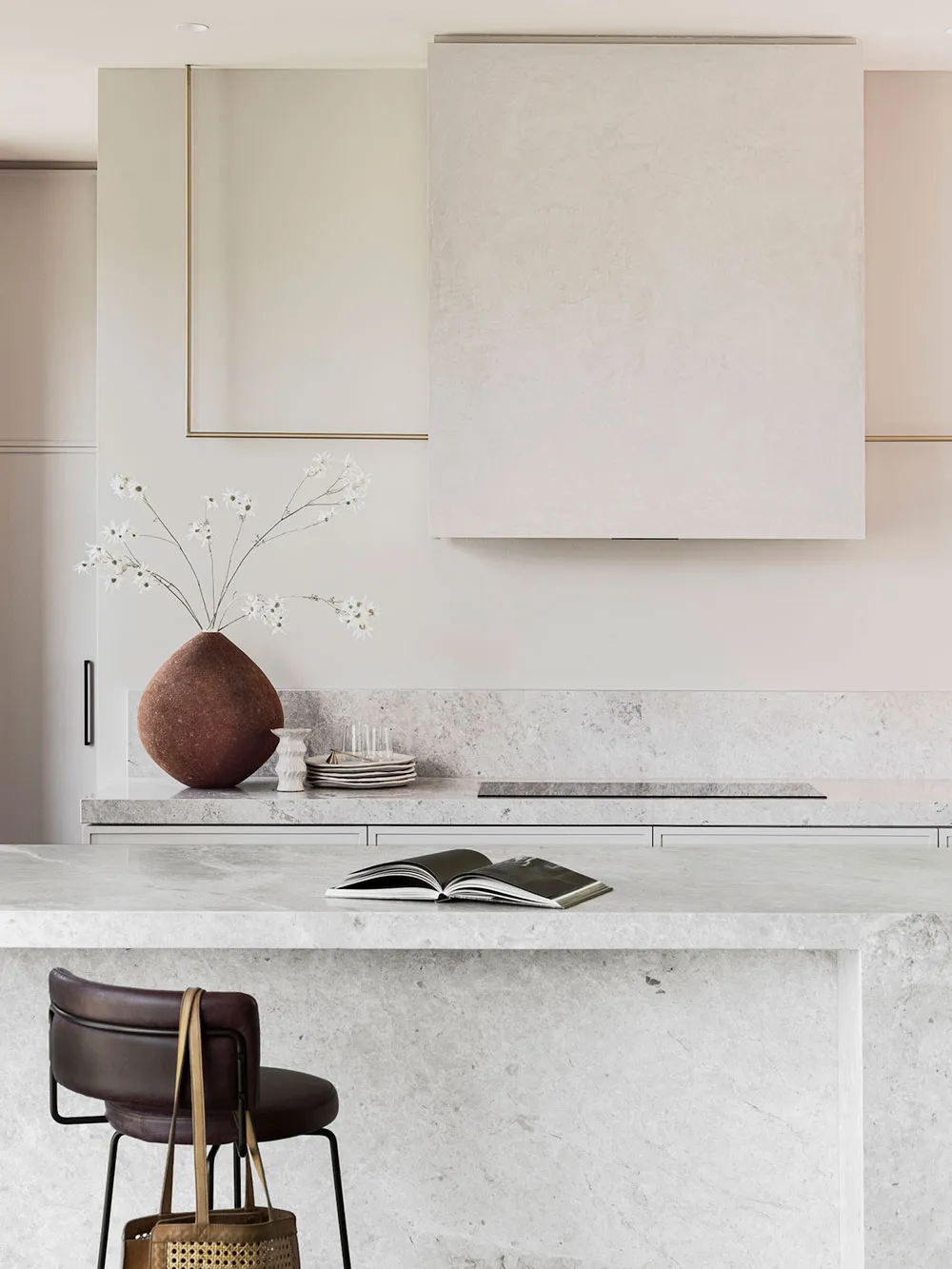 オーストラリアにおけるスタイリッシュなインテリアデザインの背景として、興味深い天井や古典的なディテール - Gallery image 8