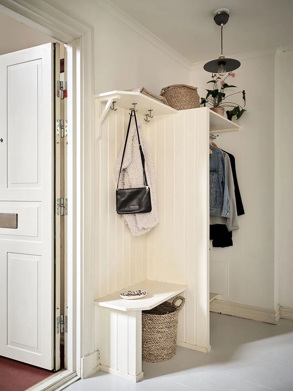 Appartement blanc dans un ancien bâtiment en bois à Gétебourg (87 m²) - Gallery image 19