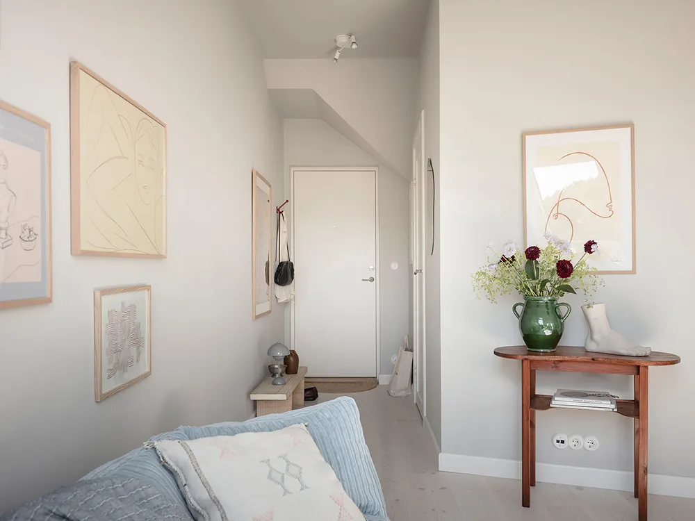 Lekki i przestronny интерьер małej mansardówki w Gotenborgu (36 m²) - Gallery image 21