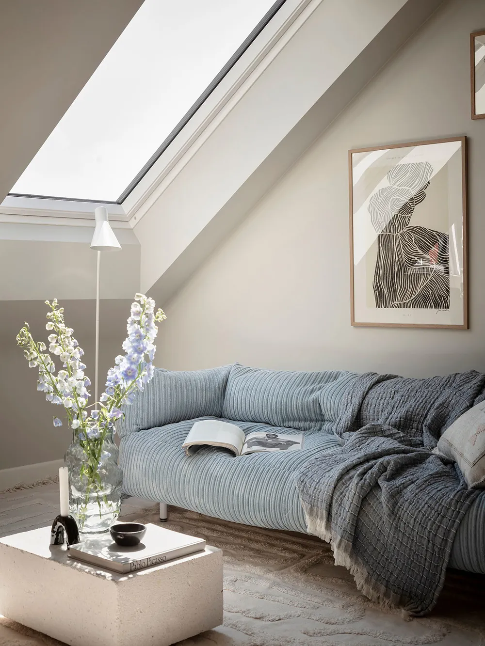 Lekki i przestronny интерьер małej mansardówki w Gotenborgu (36 m²) - Gallery image 1