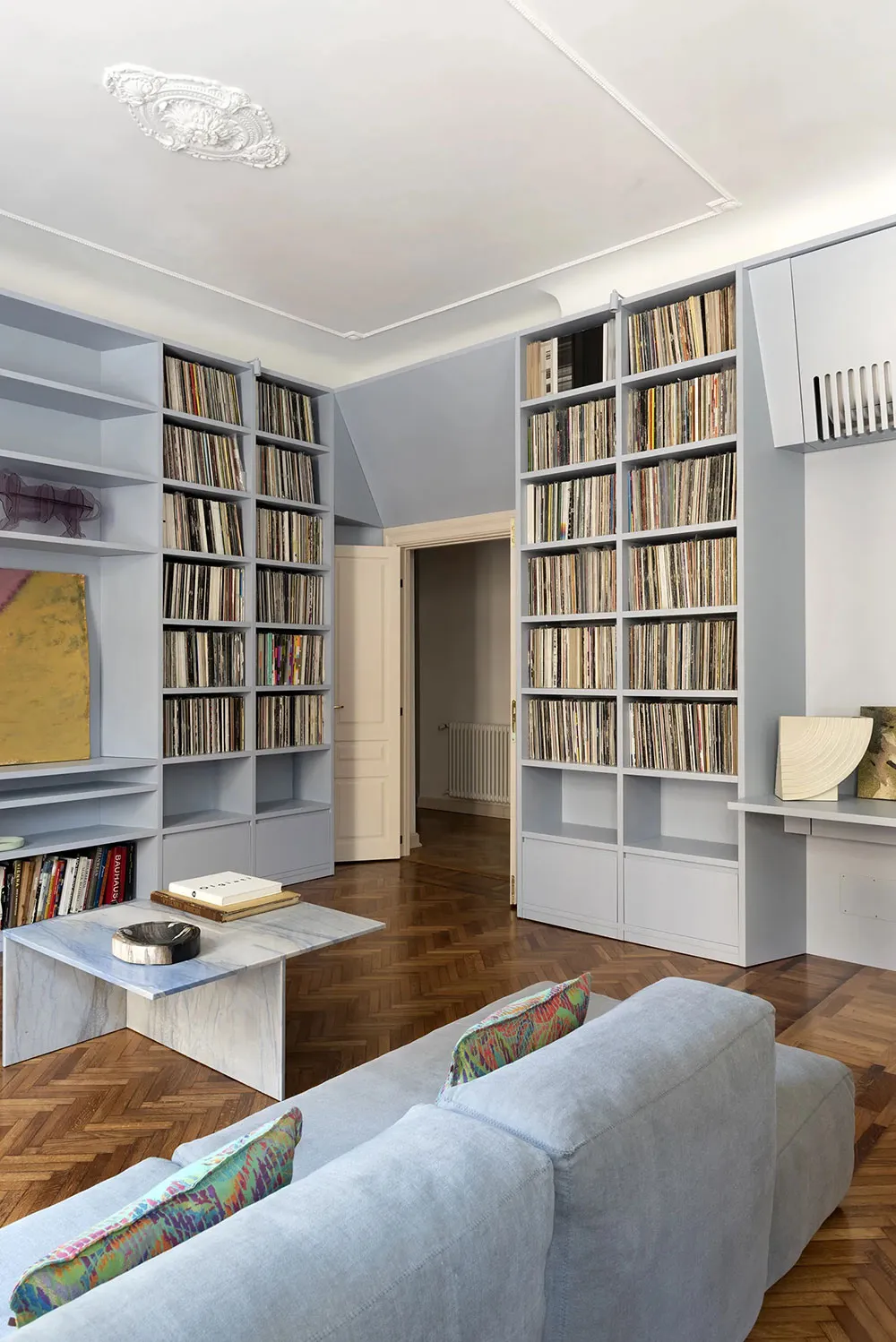 Blautöne und Vinylsammlung: DJ-Appartement in Rom - Gallery image 4