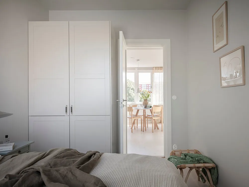 Lekki i przestronny интерьер małej mansardówki w Gotenborgu (36 m²) - Gallery image 16