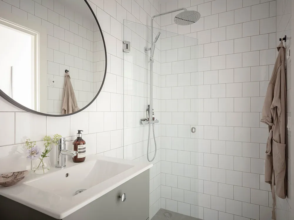 Lekki i przestronny интерьер małej mansardówki w Gotenborgu (36 m²) - Gallery image 18