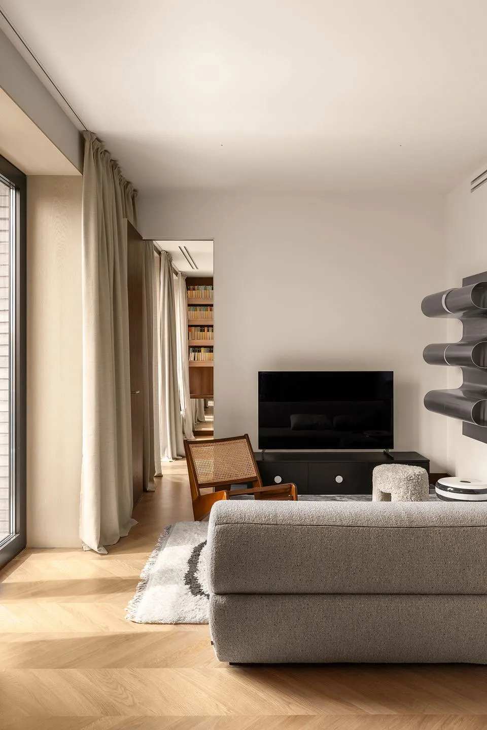 Diseño contemporáneo de interiores en el centro de Kiev con acabado en madera en decoración (70 m²) - Gallery image 6