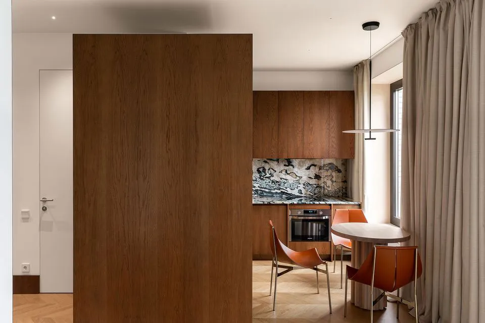 Diseño contemporáneo de interiores en el centro de Kiev con acabado en madera en decoración (70 m²) - Gallery image 18