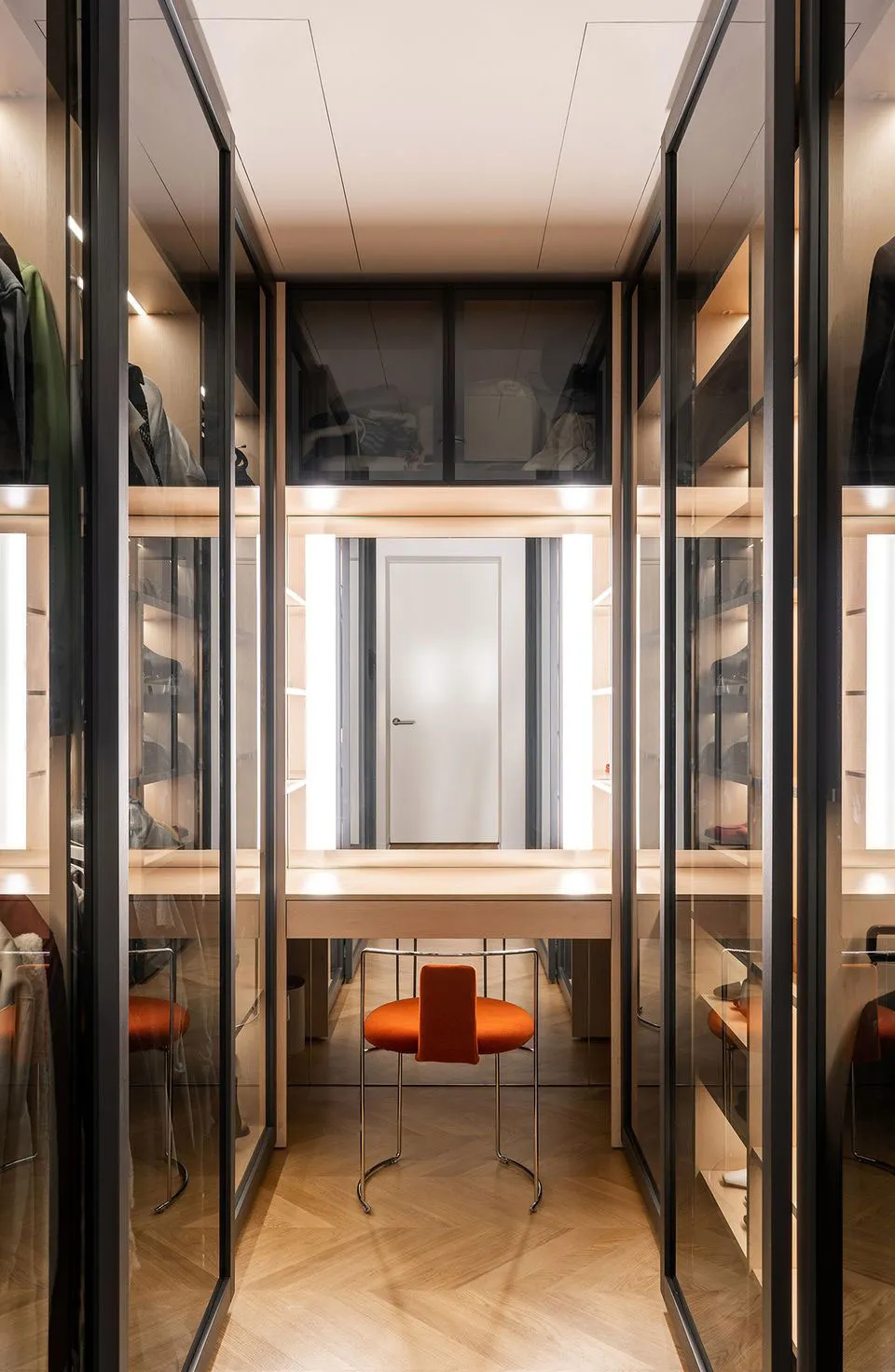 Diseño contemporáneo de interiores en el centro de Kiev con acabado en madera en decoración (70 m²) - Gallery image 17