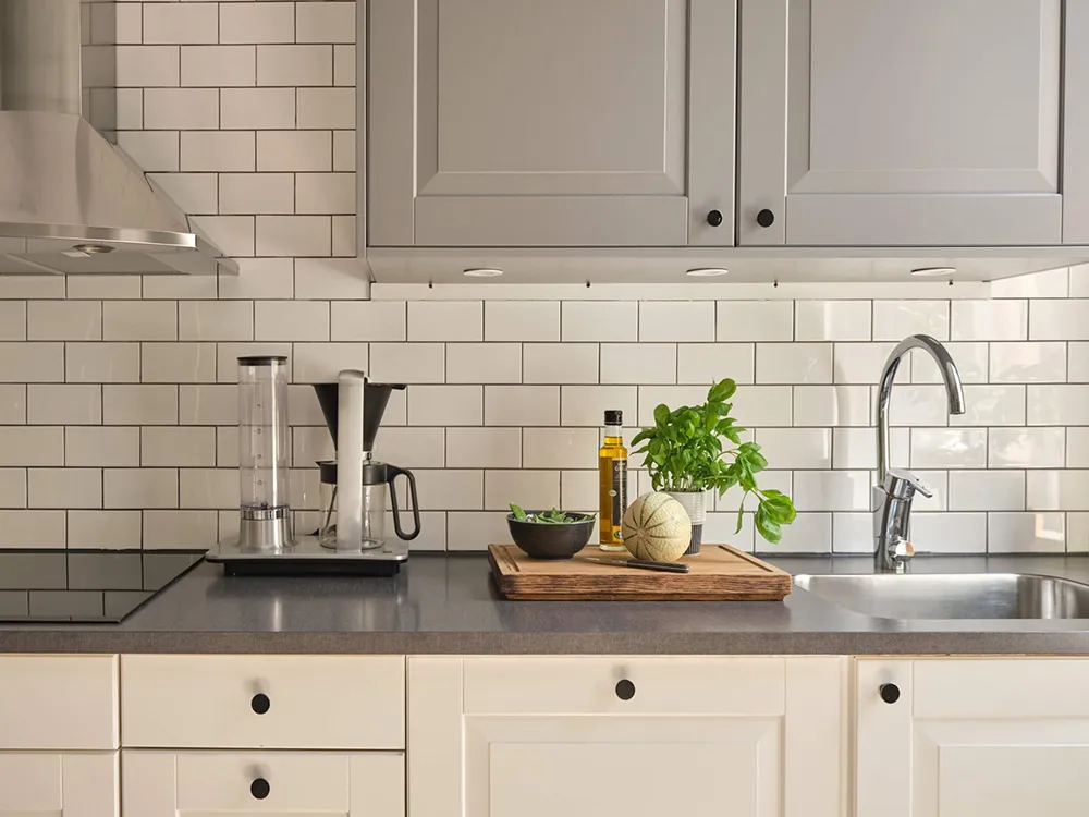 Interior escandinavo luminoso con acentos frescos (78 m²) - Gallery image 8