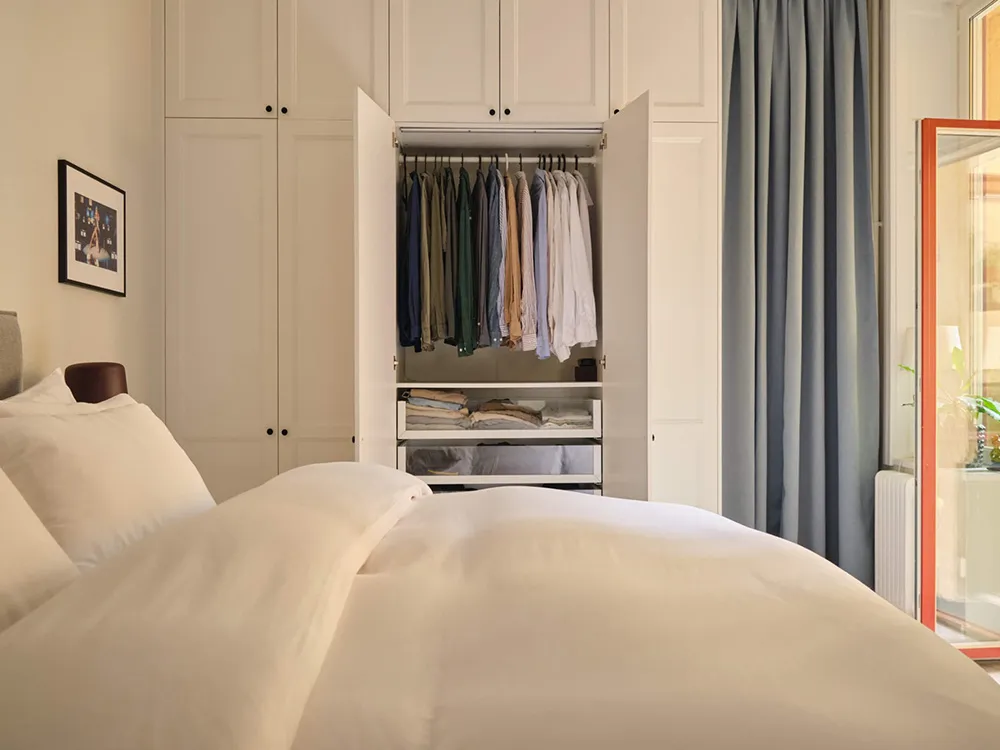 Interior escandinavo luminoso con acentos frescos (78 m²) - Gallery image 11