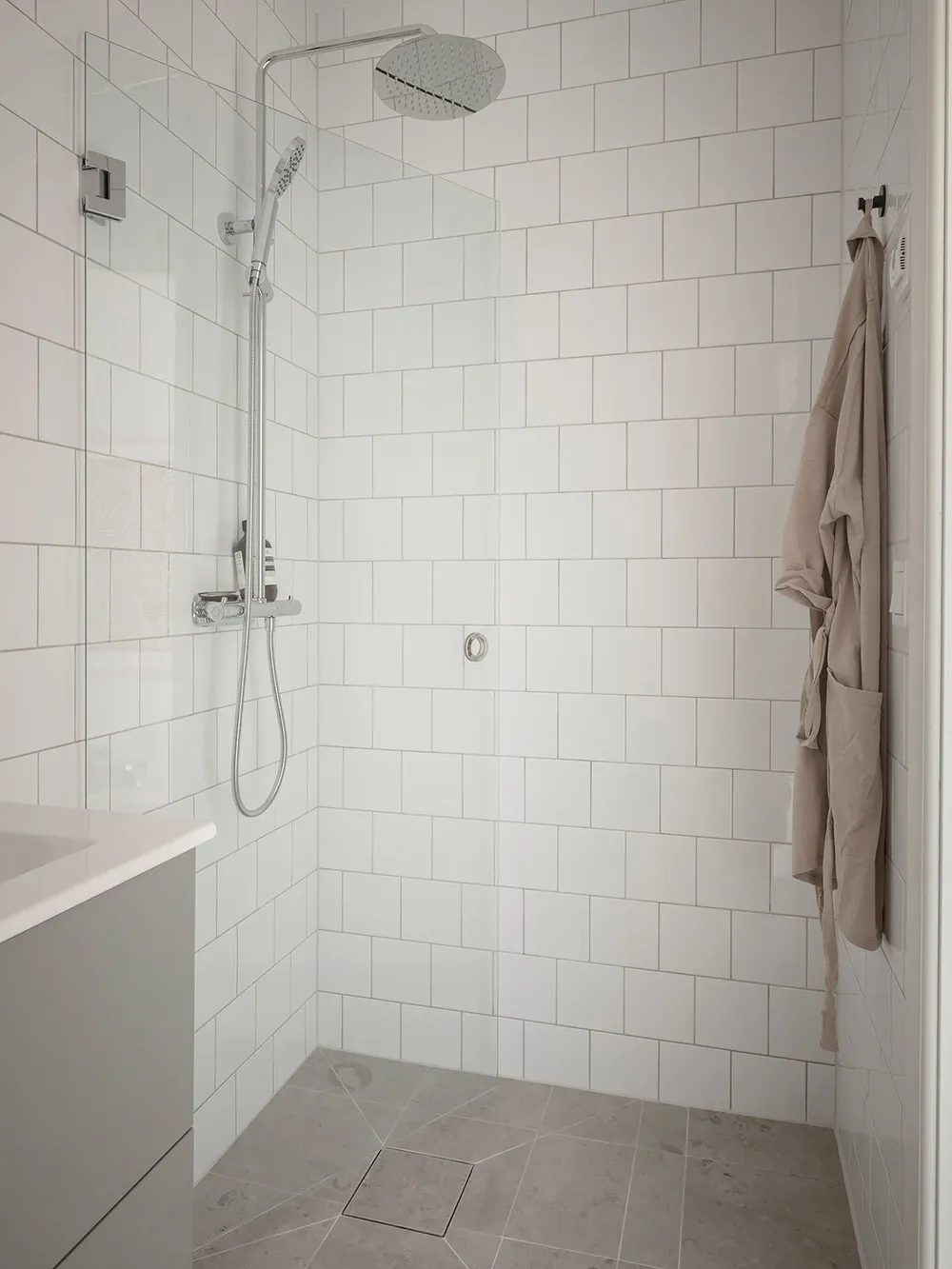 Lekki i przestronny интерьер małej mansardówki w Gotenborgu (36 m²) - Gallery image 19