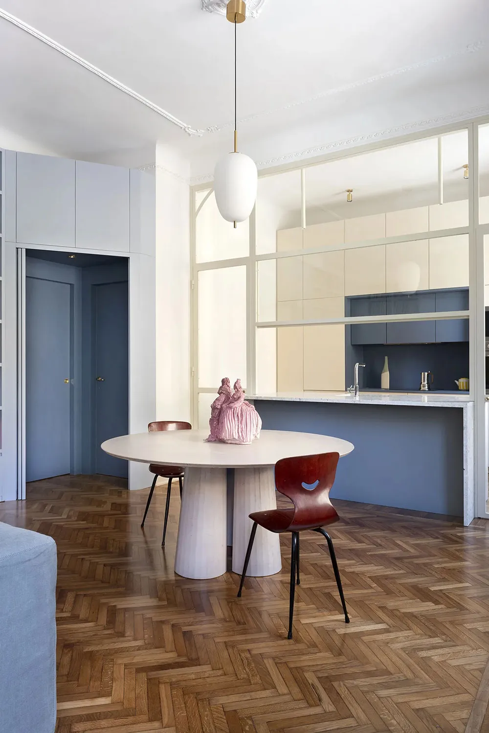 Blautöne und Vinylsammlung: DJ-Appartement in Rom - Gallery image 5