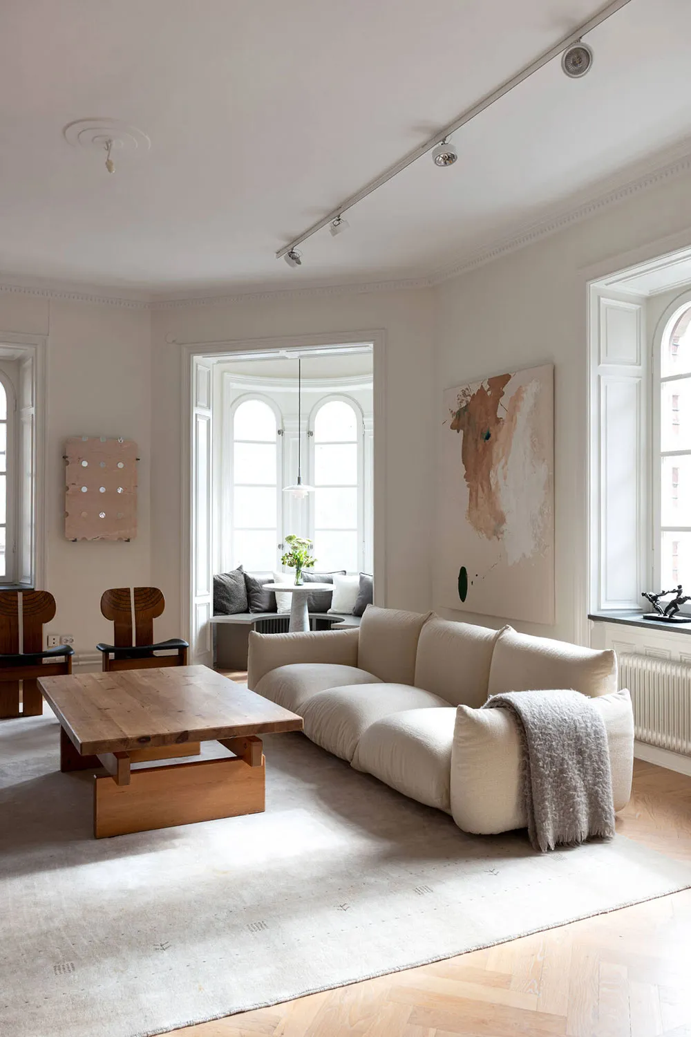 Designmöbel und modernes Kunst: Helle Wohnung in Stockholm - Gallery image 1