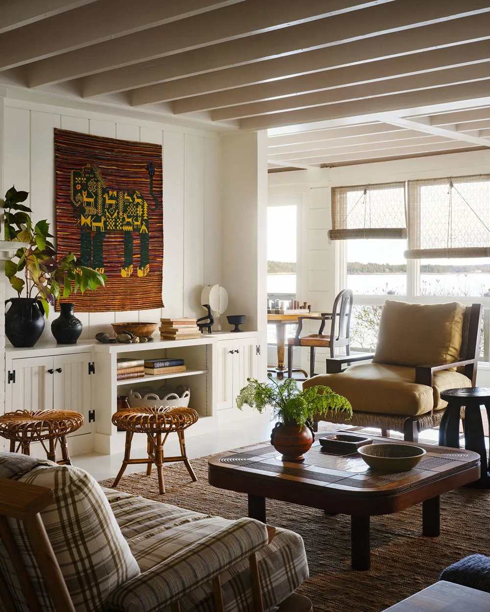 Интересный микс в декоре домика у воды в США - Gallery image 1