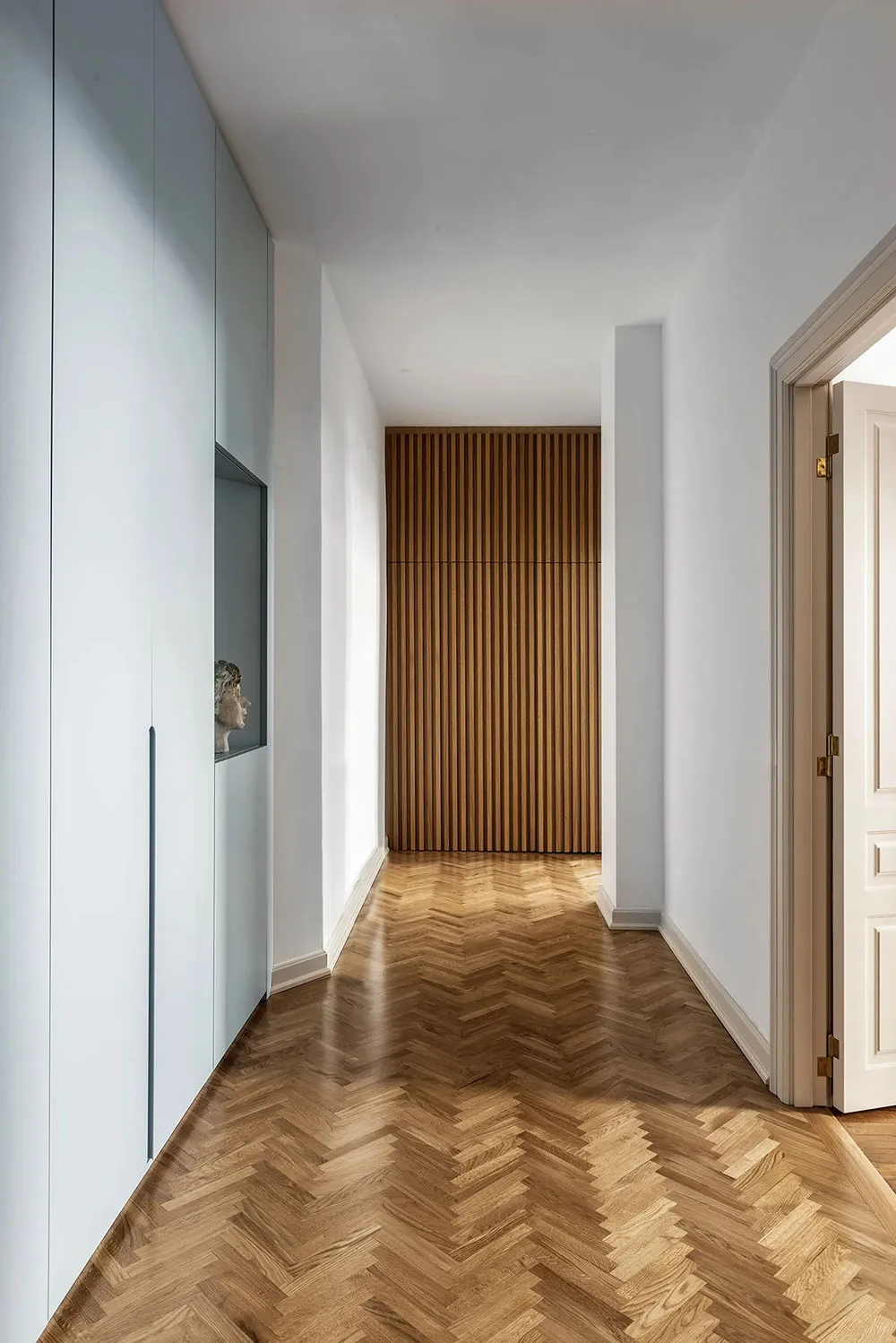 Blautöne und Vinylsammlung: DJ-Appartement in Rom - Gallery image 14