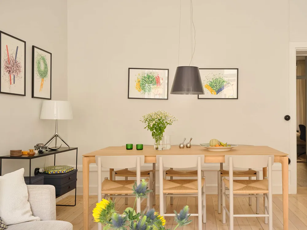 Interior escandinavo luminoso con acentos frescos (78 m²) - Gallery image 2