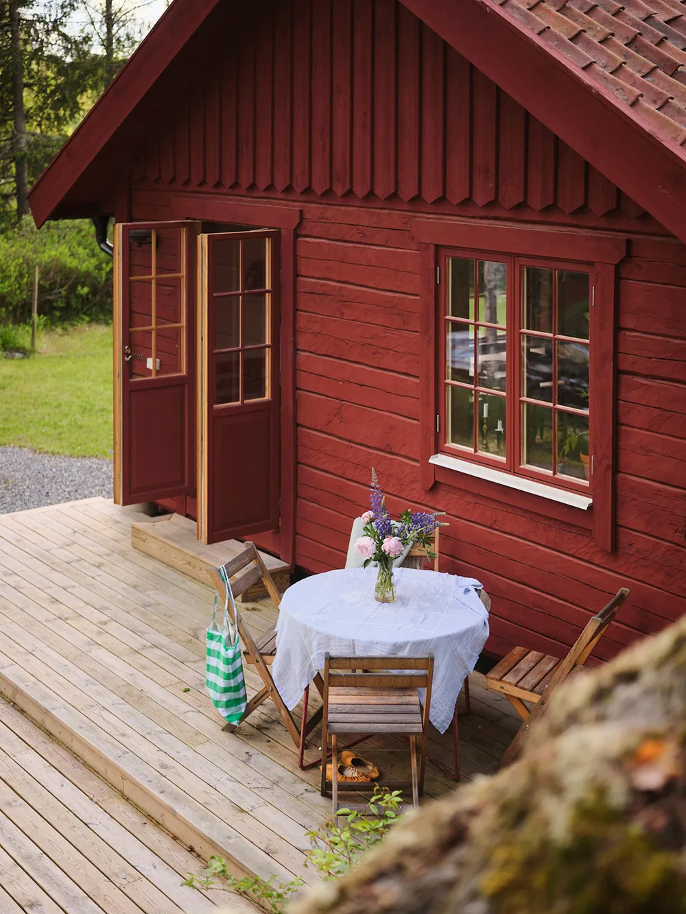 Светлые современные интерьеры старой шведской дачи - Gallery image 37