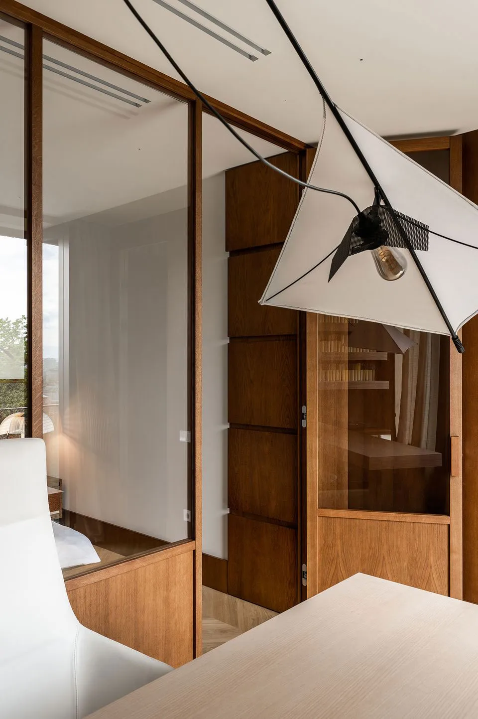 Diseño contemporáneo de interiores en el centro de Kiev con acabado en madera en decoración (70 m²) - Gallery image 10