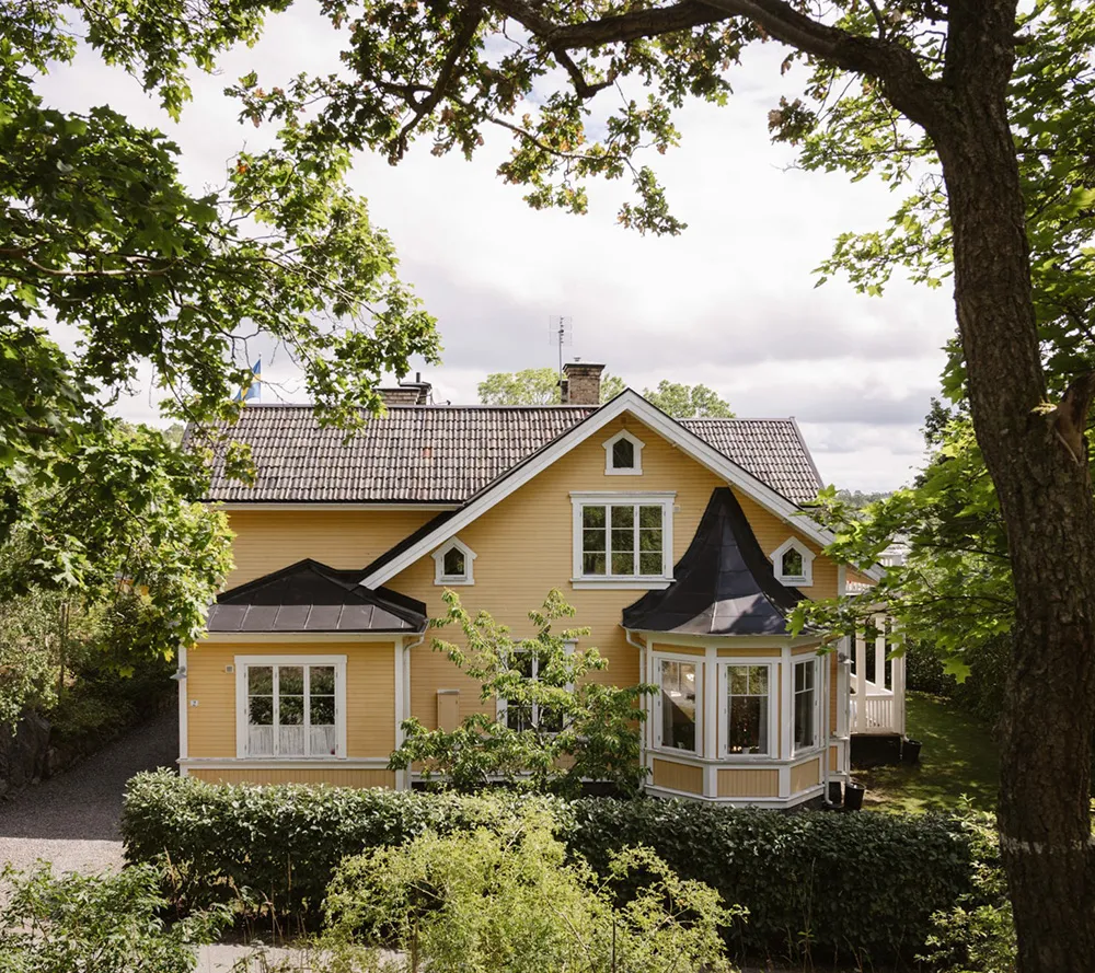 Piękny żółty domek z słończnymi wnętrzami w Szwecji - Gallery image 1