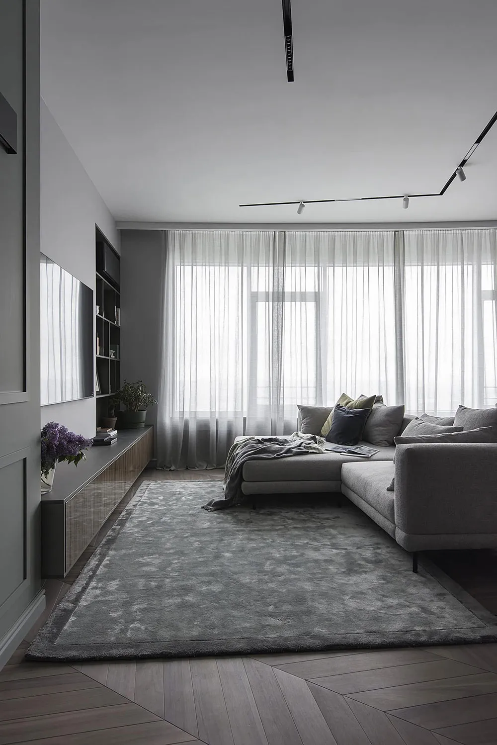 Diseños de interiores elegantes y sobrios en apartamento moderno en Kiev (76 m²) - Gallery image 4