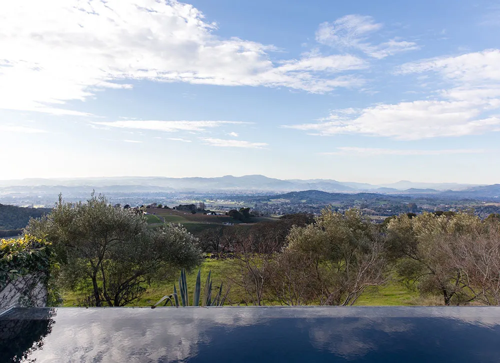 Невероятные виды на долину и спокойный натуральный дизайн: дом в Калифорнии - Gallery image 23