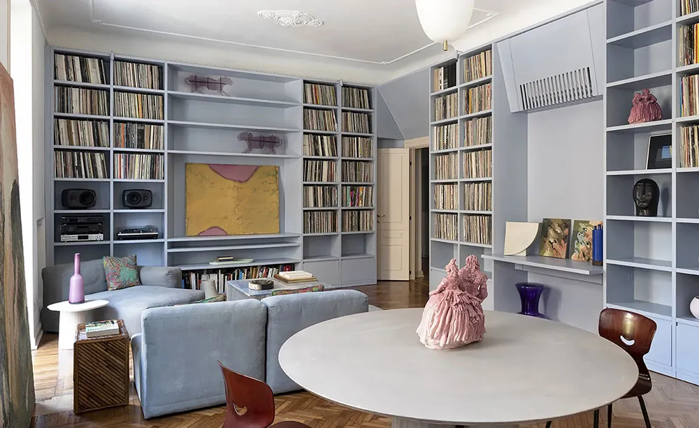 Blautöne und Vinylsammlung: DJ-Appartement in Rom - Gallery image 2