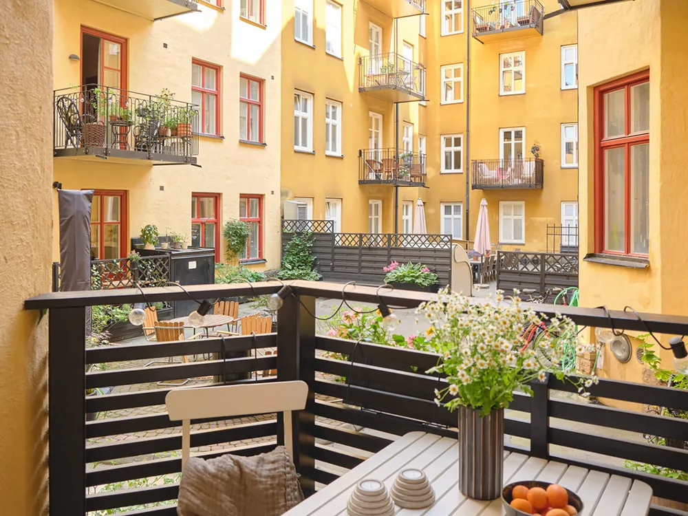 Interior escandinavo luminoso con acentos frescos (78 m²) - Gallery image 14