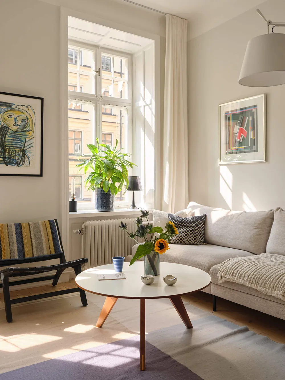 Interior escandinavo luminoso con acentos frescos (78 m²) - Gallery image 1