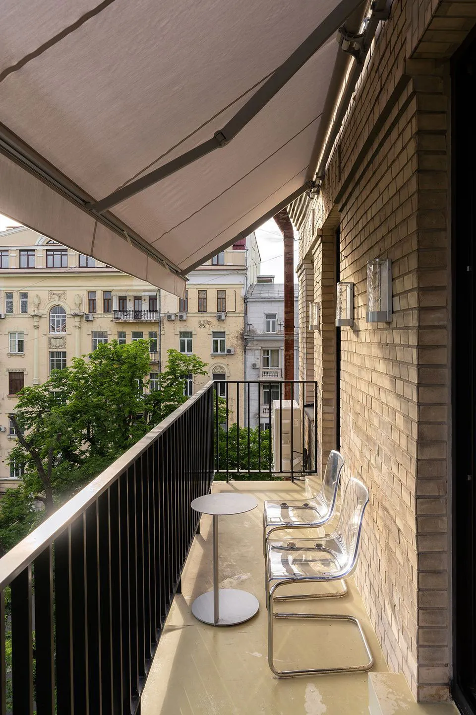 Diseño contemporáneo de interiores en el centro de Kiev con acabado en madera en decoración (70 m²) - Gallery image 19