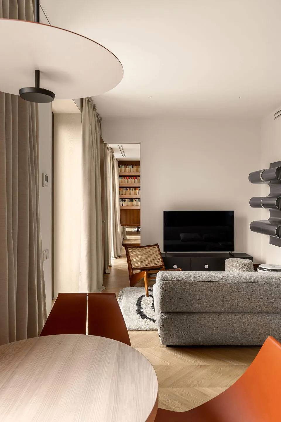 Diseño contemporáneo de interiores en el centro de Kiev con acabado en madera en decoración (70 m²) - Gallery image 4