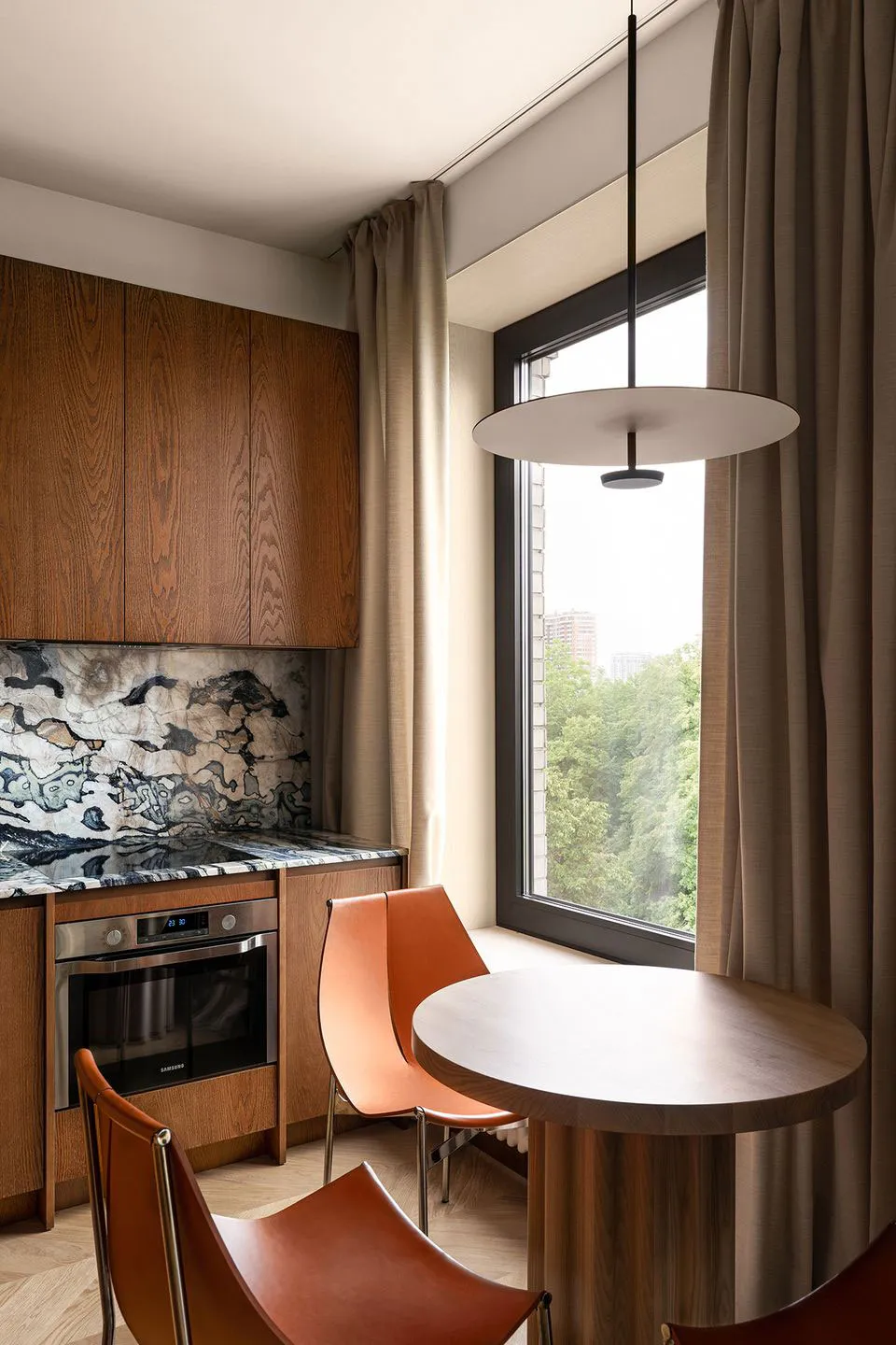 Diseño contemporáneo de interiores en el centro de Kiev con acabado en madera en decoración (70 m²) - Gallery image 1