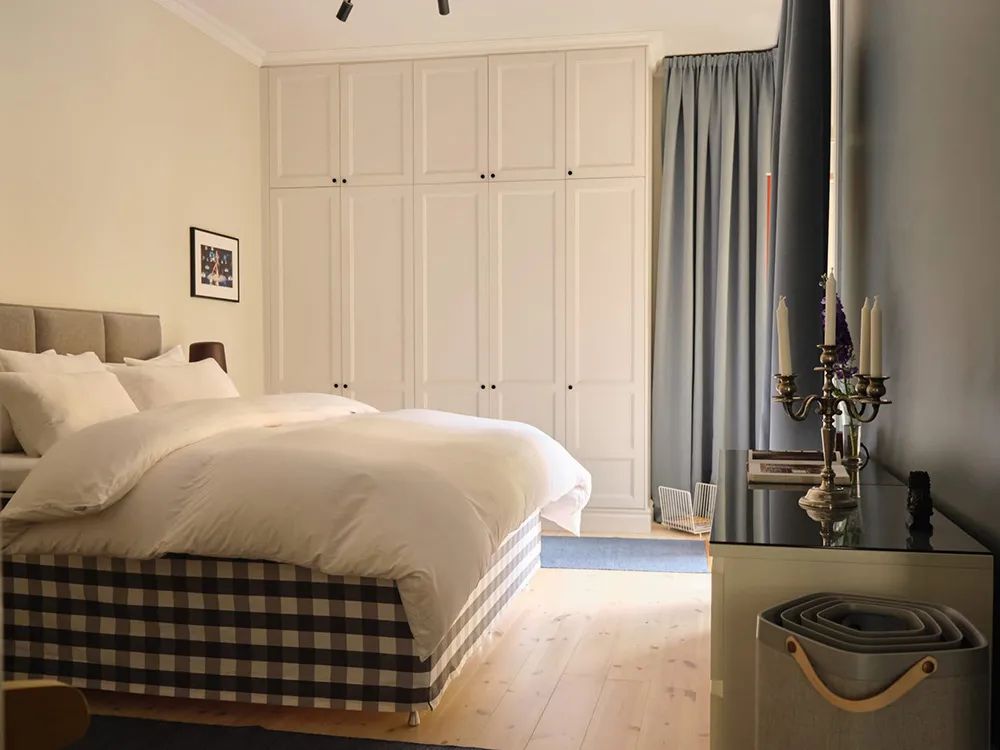 Interior escandinavo luminoso con acentos frescos (78 m²) - Gallery image 9