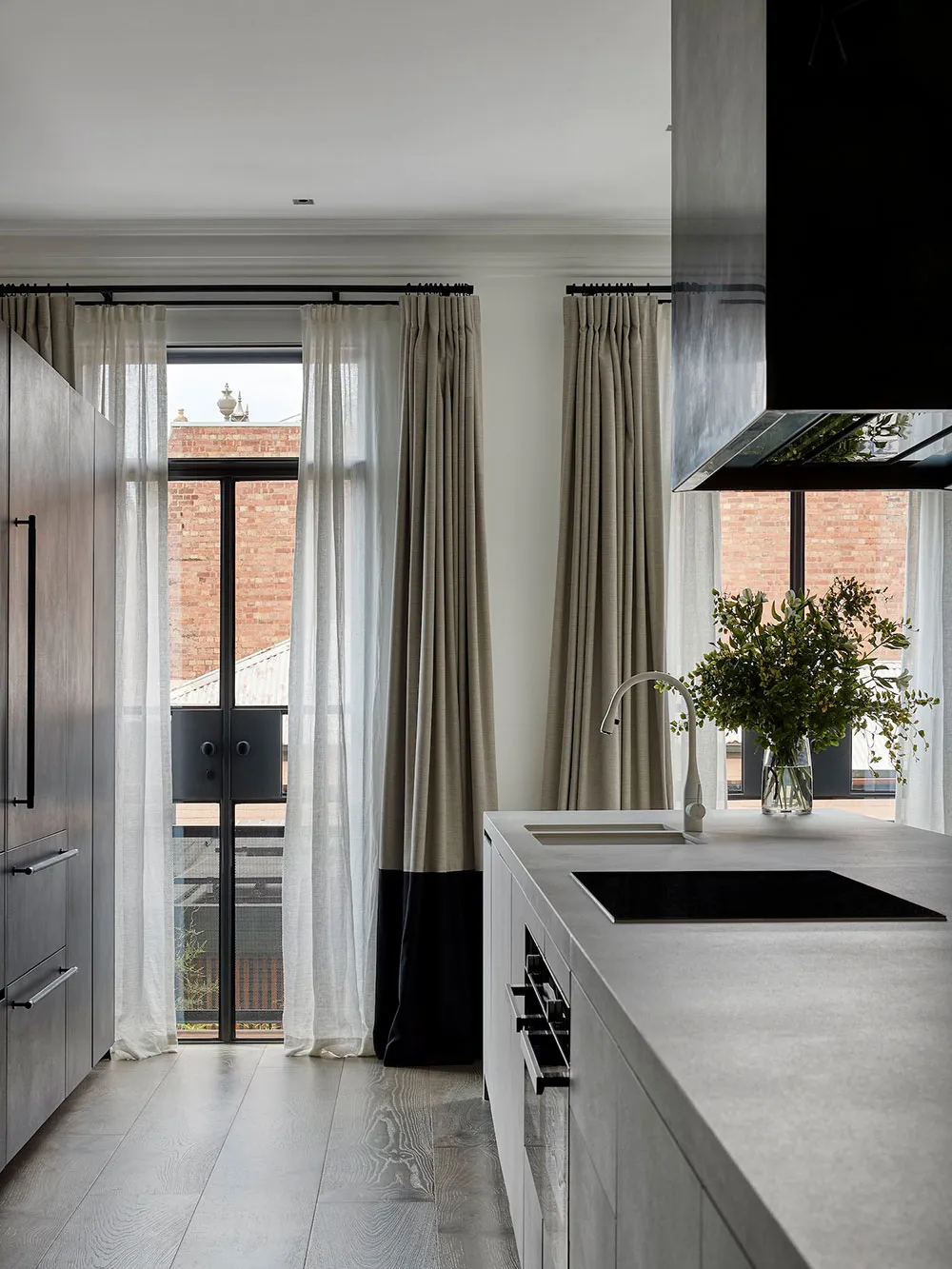 Элегантный современный интерьер в Мельбурне с атмосферной комнатой отдыха - Gallery image 5