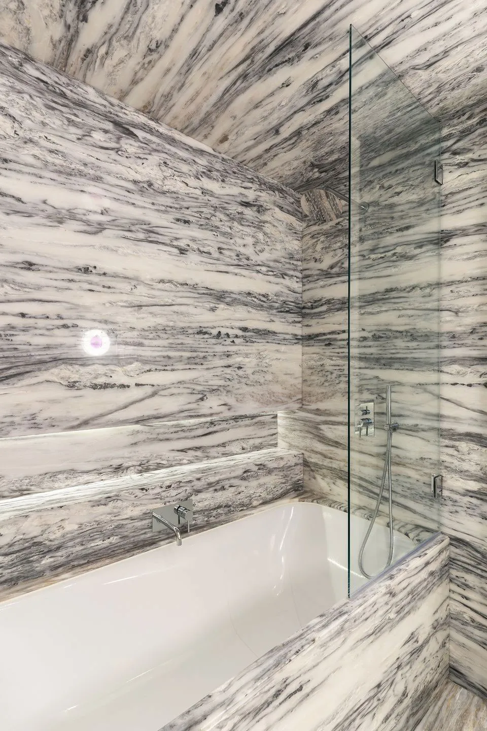 Diseño contemporáneo de interiores en el centro de Kiev con acabado en madera en decoración (70 m²) - Gallery image 16