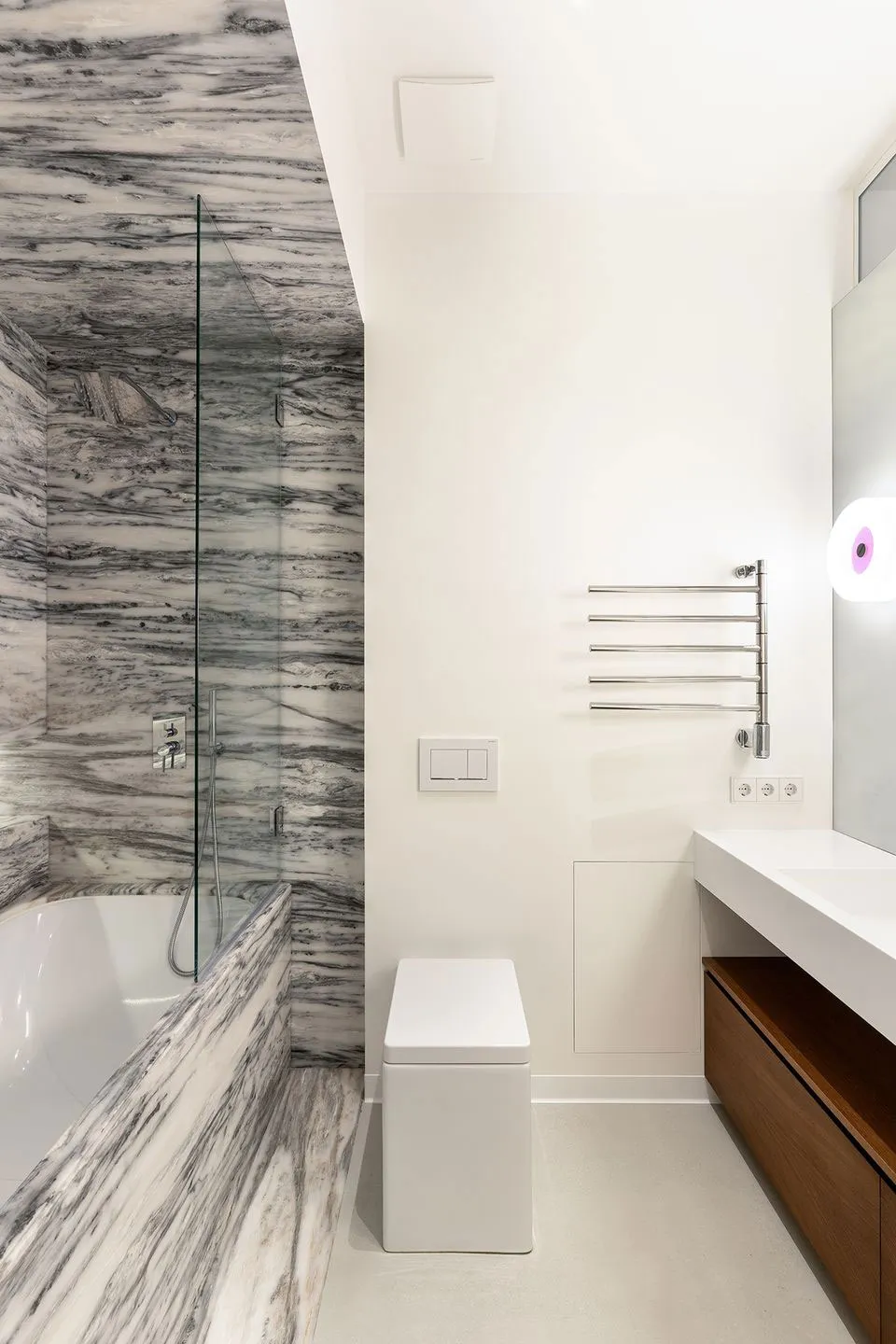 Diseño contemporáneo de interiores en el centro de Kiev con acabado en madera en decoración (70 m²) - Gallery image 15